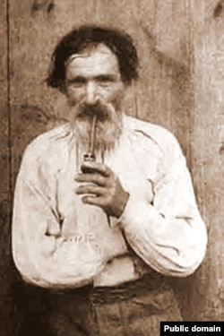 Grandfather with a pipe in a series of photographs by Jan Bulgak. 1910