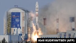 Космодром Восточный. Запуск ракеты-носителя "Союз-2.1б" с 19 спутниками