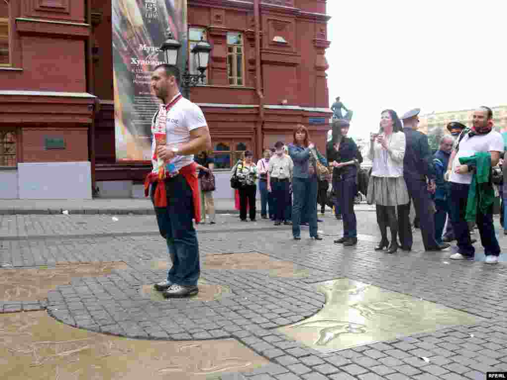 Болельщик Манчестера загадывает желание на Нулевом километре российских дорог на Красной площади