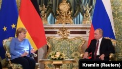 Германия канцлері Ангела Меркель және Ресей президенті Владимир Путин. 