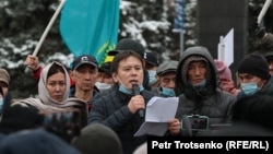 Жанболат Мамай наразылық митингісінде сөйлеп тұр. Алматы, 14 қараша 2020 жыл.