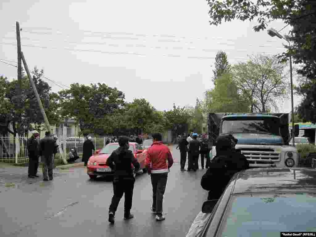  People in Khoja A'lo village in Isfara after tensions with neighbor Kyrgyz villagers, 28.04.2013 