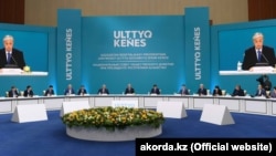 Қазақстан президенті Қасым-Жомарт Тоқаев Ұлттық сенім кеңесінің жиынында сөйлеп отыр. Нұр-Сұлтан, 6 қыркүйек 2019 жыл.