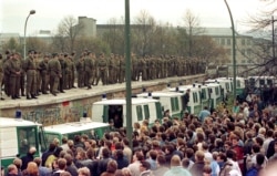 Жыхары Заходняга Бэрліна і памежнікі з Усходняга. 11 лістапада 1989 года. Фота: Reuters