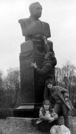 Кветкі Янку Купалу. Вязынка, 1982 г. Ігар Гермянчук разам з Галінай Пахолкай і Тацянай Сапач