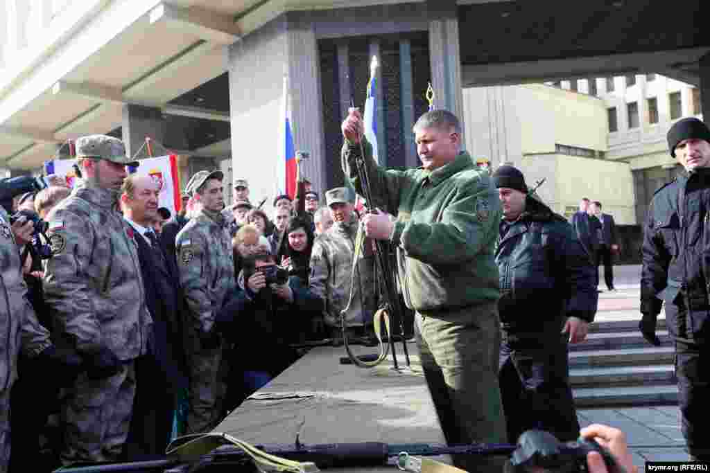 Михаил Шеремет открыл соревнования по сборке и разборке АКМ на время, как элемент реконструкции одного из эпизодов создания Народного ополчения