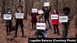 Актывісты кампаніі «Legalize Belarus» правялі пікет з цытатамі са сьпісу экстрэмісцкіх матэрыялаў, 14 сакавіка, недзе ў лесе