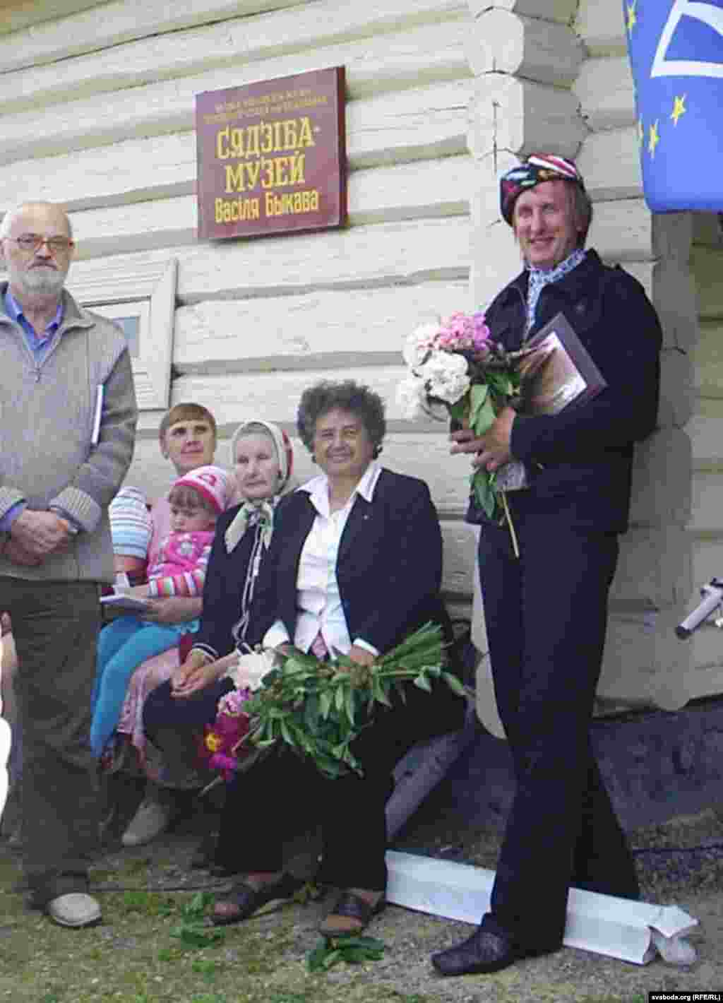 У Бычках, падчас сьвяткаваньня ўгодкаў Васіля Быкава.