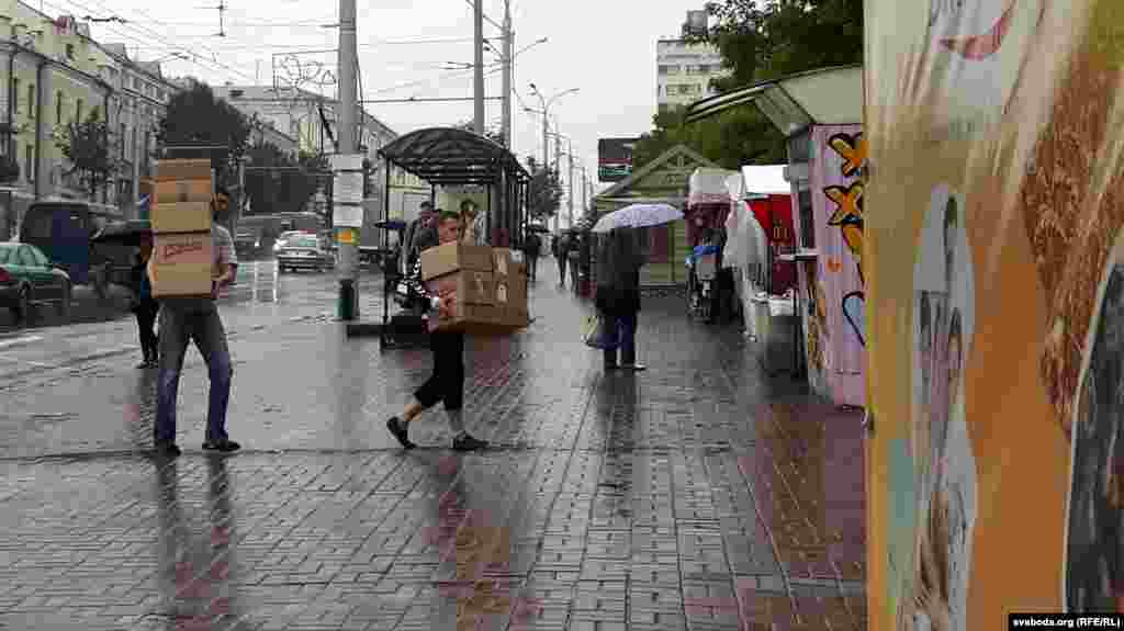 Непагадзь прыпала на пятніцу і выходныя — якраз на тыя дні, калі гасьцей фэстывалю меркавалі завабіць продажам прамысловай прадукцыі без нацэнак, твораў мастацтва, сувэніраў і вырабаў народных майстроў.