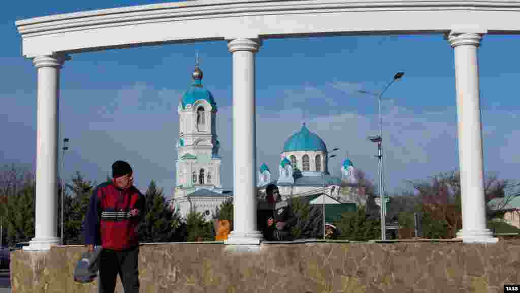 Православный Свято-Ильинский храм на Центральной площади города. В 1894 году по проекту архитектора Карапетова здесь возвели 33-х метровую&nbsp;часовню в греко-римском стиле, а спустя шесть лет&nbsp;к колокольне решили добавить храм.&nbsp;За проектирование взялся архитектор Васильев, который был уже известен по строительству церквей в Алупке и Гурзуфе. Буквально за один год получилось не только спроектировать сочетание двух объектов в один, но и обыграть это в единый архитектурный ансамбль, так чтобы не один пытливый глаз не мог уловить разницу между зданиями, которые по возрасту разнятся практически на 40 лет