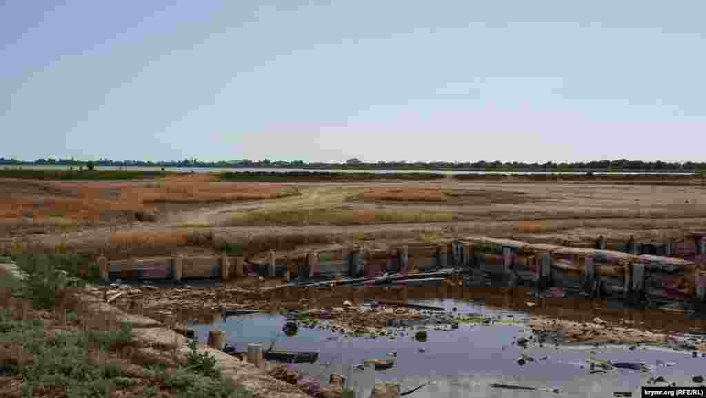 Старые грязевые бассейны. На дальнем плане виднеется полоска водной глади Мойнакского озера