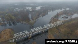 Мост праз Прыпяць каля вёскі Пціч, Гомельская вобласьць, , красавік 2021 году