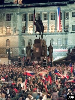 Демонстранты на Вацлавской площади в центре Праги в дни "бархатной революции" 1989 года