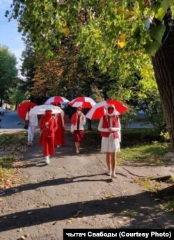 Марш жанчын зь бела-чырвонымі парасонамі