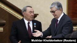 Қазақстан президенті міндетін атқаруға кіріскен Қасым-Жомарт Тоқаев (оң жақта) пен елдің тұңғыш президенті Нұрсұлтан Назарбаев. Астана, 20 наурыз 2019 жыл.