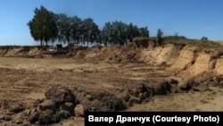 Панарама з боку вуліцы Савецкай. Адначасна з раскопкамі ідуць і вытворчыя працы: самазвалы грузяць і адвозяць пясок. 8 чэрвеня 2018