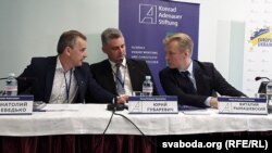 Анатоль Лябедзька, Юрась Губарэвіч і Віталь Рымашэўскі падчас канфэрэнцыі