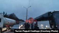 Беларусаў не пускаюць у краіну. Памежны пункт «Новая Гута»