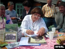 Прэзэнтацыя кнігі Дануты Бічэль “Хадзі на мой голас” у Біскупцах, роднай вёсцы пісьменьніцы. 5 жніўня 2008 году