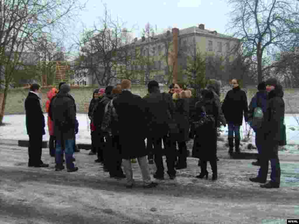 Паплечнікі Артура чакалі яго дзьве гадзіны ля сьледчай турмы № 4