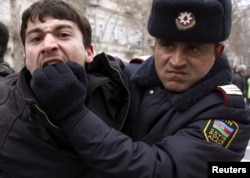 Polis müxalifətçilərin aksiyasını icazəsiz olduğunu əsas gətirib dağıdır, 12 mart 2011