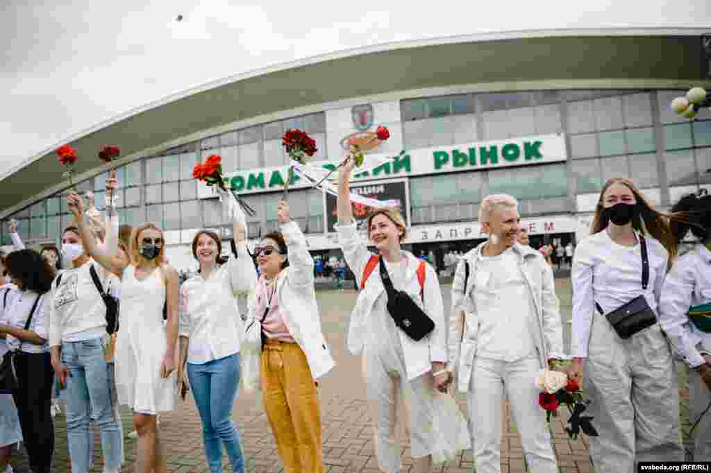 12 жніўня. Пачынаюцца жаночыя пратэсты. Невялікая акцыя жанчын на Камароўскім рынку перарастае ў вялікае шэсьце па горадзе. У наступныя дні такія шэсьці працягнуцца і нададуць новы імпэт пратэстам