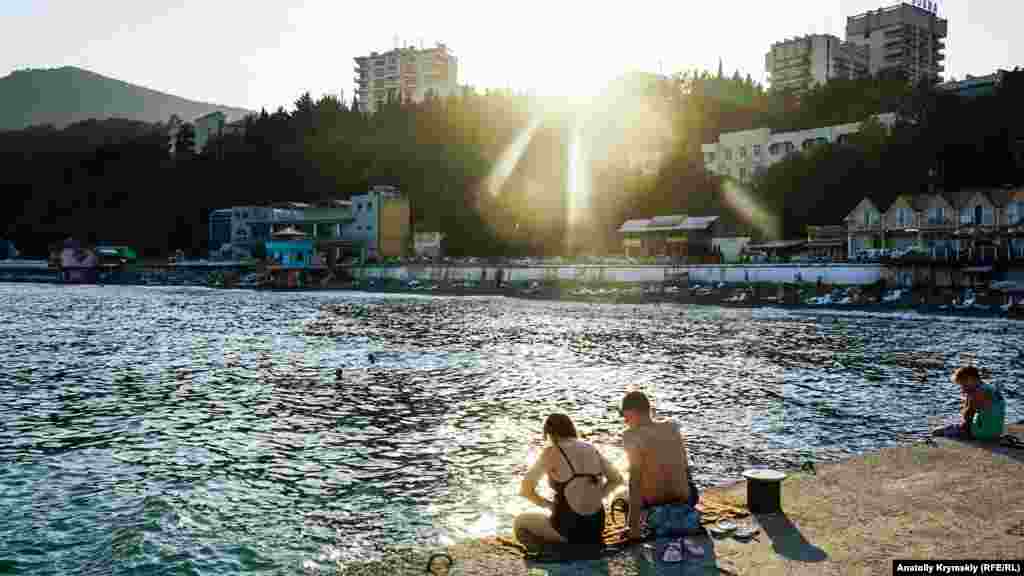 Солнце вот-вот спрячется за высотками