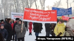 Участник митинга за отставку главы Республики Хакасия с транспарантом 