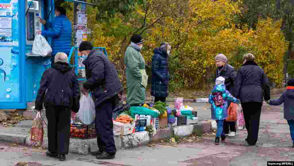 На стихийном рынке на улице 60 лет Октября. Власти Крыма обязали жителей старше 65 лет не покидать свои дома в период с 25 октября до особого распоряжения, за исключением случаев прямой угрозы жизни и здоровью и еще ряду причин 