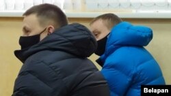 Міліцыянты ў цывільным сьведчаць у судзе супраць блогера Сяргея Ціханоўскага. Архіўнае фота 