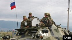 Грузия, 6 августа 2008 года. Российские военные на административной границе между Южной Осетией и основной частью грузинской территории