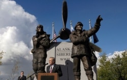 Памятник пилотам, перегонявшим американские самолеты из Аляски в Сибирь в рамках поставок по ленд-лизу. Фербэнкс, штат Аляска