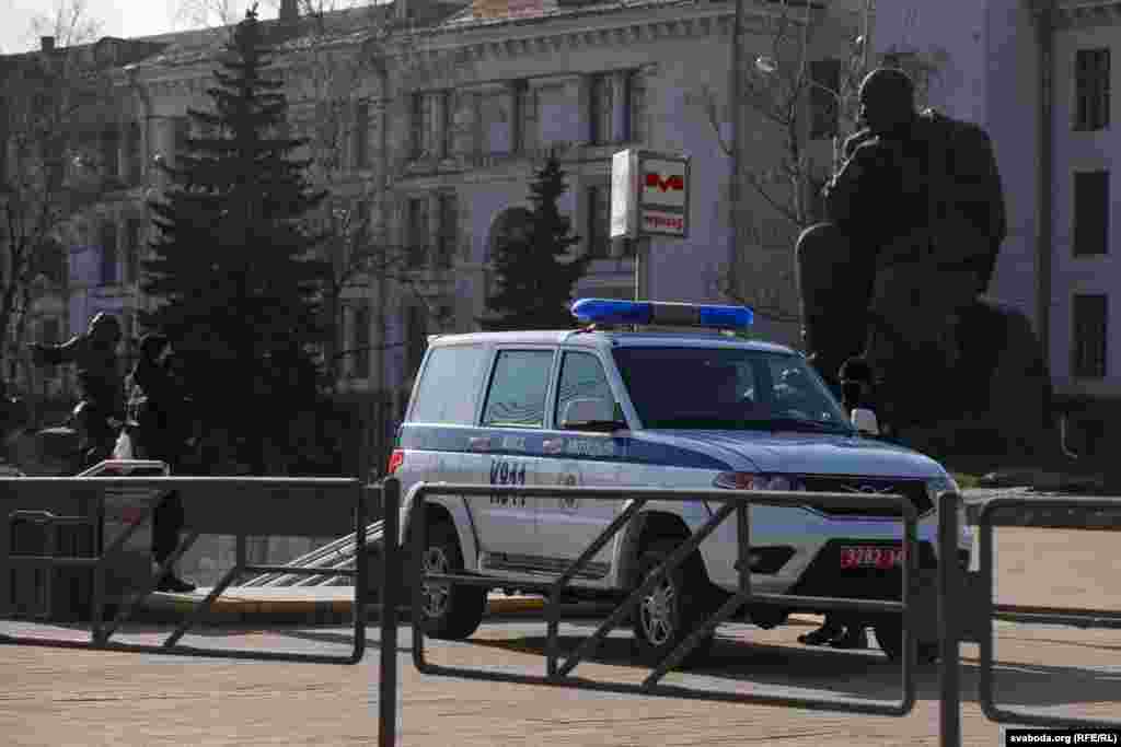 Плошча Якуба Коласа. &laquo;Уазік&raquo; міліцыі перакрыў уваход у мэтро. Каля плошчы некалькі зялёных аўтазакаў