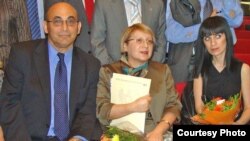 Arxiv fotosu: Dinara Yunus atası Arfi və anası Leyla Yunuslarla. 