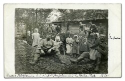 Нямецкія салдаты з жыхарамі вёскі Вялікая Ольса, 1916. Фота з альбома лейтэнанта Рубэнса, пяхотны полк № 17