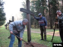 Алесь Чахольскі (справа)