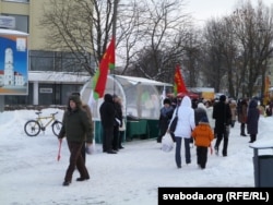 Агітуюць пад сьцягамі БРСМ улетку і ўзімку