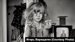 "Драгоценности". Ирина Верещагина, дочь фотографа. Братск. 1970-е