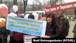 Ипотекалық несие алған тұрғындар "Халық банкі" кеңсесі алдында тұр. Алматы, 2 сәуір 2014 жыл.