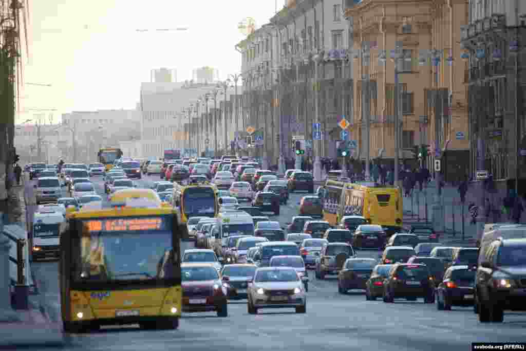 Праспэкт Незалежнасьці (ў раёне Гума) ў гадзіну пік у Менску і праспэкт Гедзіміна ў Вільні. У Літве абвешчаны агульнанацыянальны двухтыднёвы карантын