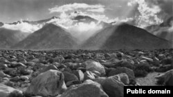 (Фатаграфія “Біблейскі краявід” перазьнята з выданьня: Ansel Adams. The Camera. The Ansel Adams Photography. Series 1. – New York, Boston, London, 2009.)