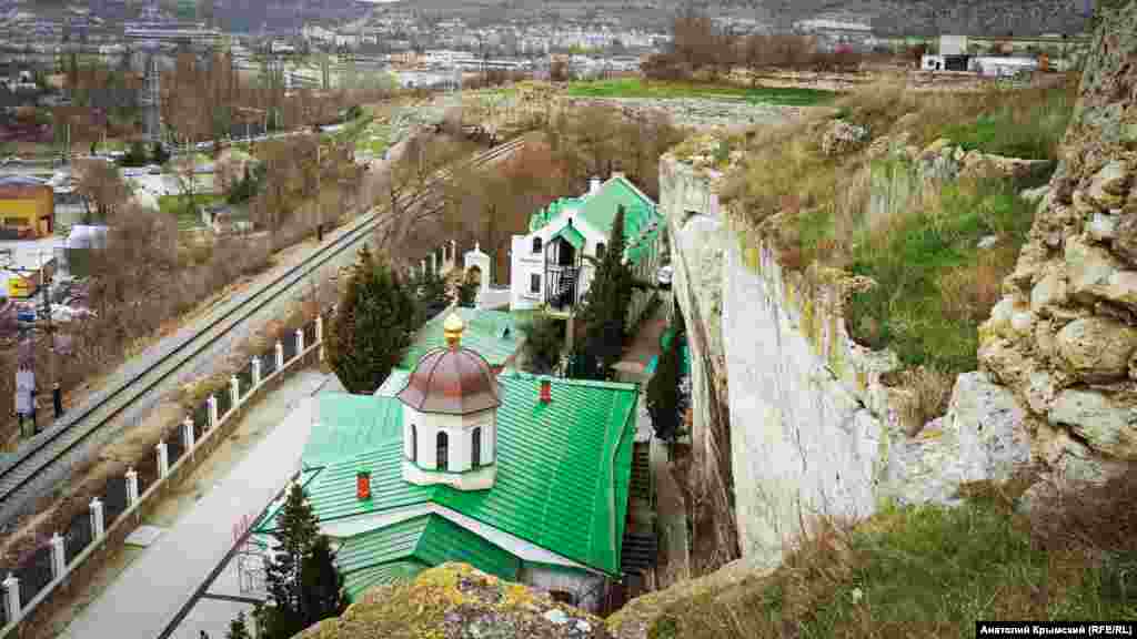 Вид на Свято-Климентовский монастырь с Монастырской скалы