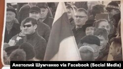 Фота Анатоля Шумчанкі на Дні волі, прадстаўленае ў судзе