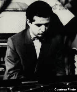 Gənc Vaqif Səmədoğlu piano çalır, foto: modern.az