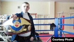 Дзьмітры Варац з першым прафэсійным чэмпіёнскім поясам 