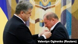 Президент Украины Петр Порошенко (слева) награждает Ильми Умерова орденом «За заслуги». Киев, 27 октября 2017 года