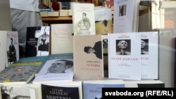 Вітрына кнігарні, над Кафкам кніга са Сталінам на вокладцы