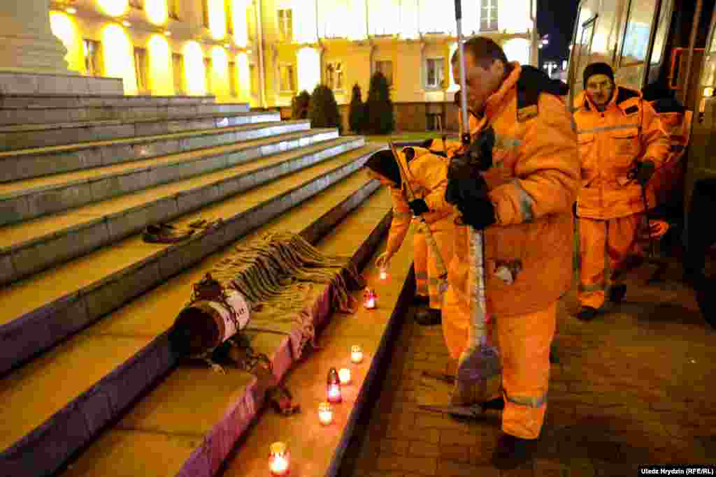 Празь 15 хвілінаў зьнічы, што засталіся на прыступках, прыбралі камунальнікі