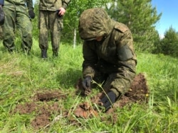 Поисковики находят останки в "ямах"