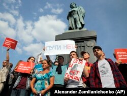 Акции протеста сторонников российского оппозиционного политика Алексея Навального - место, где вы гарантированно найдете оперативников Центра "Э"